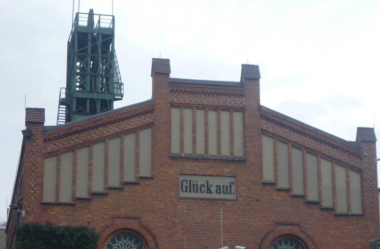 Schachtfördergebäude mit Fördergerüst